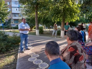 Депутат округа № 4 Думы Волгодонска Георгий Ковалевский провел встречу с жителями двора «Комфортная среда»