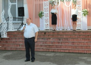 В Волгодонске депутат округа № 4 Георгий Ковалевский поздравил школу № 9 с новым учебным годом и юбилеем