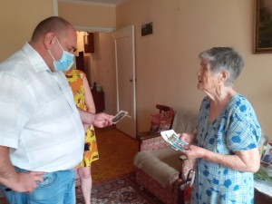 В Волгодонске депутат Георгий Ковалевский поздравил с 90-летним юбилеем жительницу округа