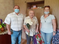 Депутат Думы Волгодонска Георгий Ковалевский поздравил первостроителя города с 90-летием