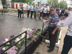 Возложение цветов к памятнику 