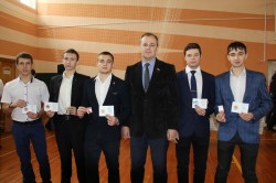 Игорь Батлуков вручил студентам МИФИ значки ГТО