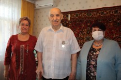 Председатель Волгодонской городской Думы – глава города посетила Почетного гражданина Михаила Яновенко