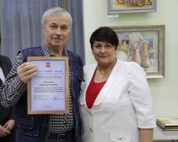 Людмила Ткаченко и депутаты посетили выставку «Вернисаж»