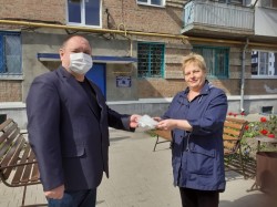 Депутаты раздали маски жителям округов