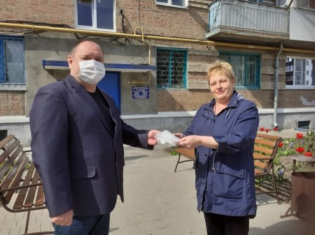 Депутаты раздали маски жителям округов