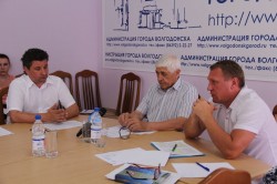 Почему воспользоваться услугами такси иногда опасно для жизни? В причинах разбирались волгодонские депутаты