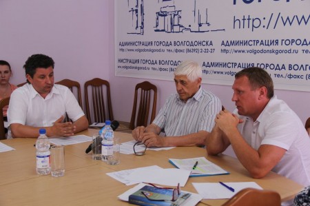 Почему воспользоваться услугами такси иногда опасно для жизни? В причинах разбирались волгодонские депутаты