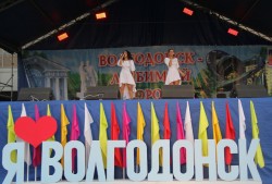 Гала-концерт «С Днем рождения, Волгодонск» стал итогом Фестиваля-конкурса среди жителей микрорайонов «Волгодонск – моя семья»