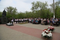 «Перед вами всегда мы, живые, в долгу…» - в память о всех погибших на войне в Волгодонске возложили цветы к братским могилам