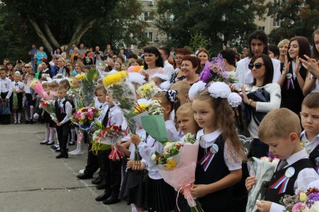 «По одной простой примете узнаем мы этот день…». В школах Волгодонска прозвучал первый звонок