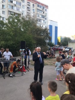 Депутат Пётр Горчанюк поздравил школьников и первоклассников избирательного округа №15 с Днём Знаний.