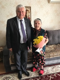 Округ №15. Депутат Пётр Горчанюк поздравил труженицу тыла с вековым юбилеем  
