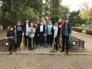 Округ №15. В микрорайоне «Звёздный», избирательного округа №15, состоялся осенний субботник в рамках «Месячника чистоты».