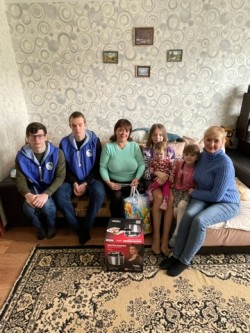 В 15 округе в преддверии Дня защитника Отечества, поздравили семью мобилизованного с наступающим праздником.