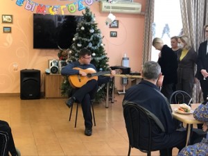 	При содействии депутата П.П.Горчанюка, с наступающим Новым годом  поздравили постояльцев Волгодонского пансионата для престарелых и инвалидов.