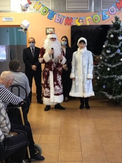	При содействии депутата П.П.Горчанюка, с наступающим Новым годом  поздравили постояльцев Волгодонского пансионата для престарелых и инвалидов.