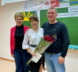 8 округ. Сергей Асташкин поздравил учителя МБОУ СШ №5, занявшего призовое место в конкурсе «Педагог года»