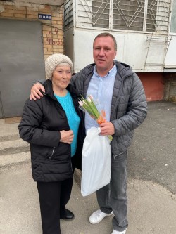 В восьмом округе поздравили с наступающим праздником матерей, жен и дочерей участников специальной операции