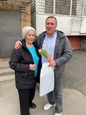 В восьмом округе поздравили с наступающим праздником матерей, жен и дочерей участников специальной операции