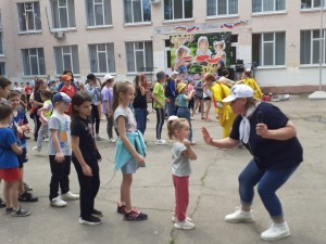 Депутат Георгий Ковалевский открыл летний лагерь при школе № 9 и подарил ему подарки 