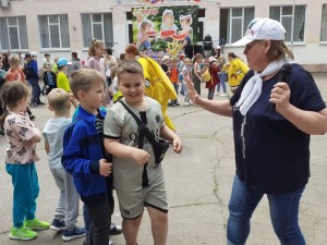 Депутат Георгий Ковалевский открыл летний лагерь при школе № 9 и подарил ему подарки 