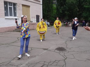 Депутат Георгий Ковалевский открыл летний лагерь при школе № 9 и подарил ему подарки 