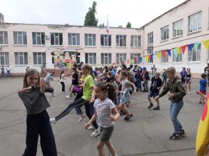 Депутат Георгий Ковалевский открыл летний лагерь при школе № 9 и подарил ему подарки 