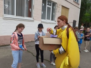 Депутат Георгий Ковалевский открыл летний лагерь при школе № 9 и подарил ему подарки 
