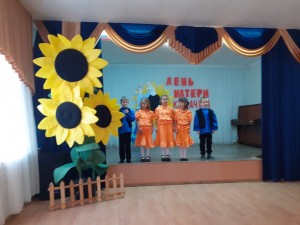 В округе № 4 поздравили матерей праздничным концертом