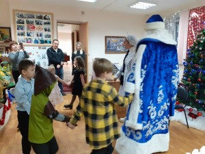 В округе № 4 детей поздравили Дед Мороз и Снегурочка