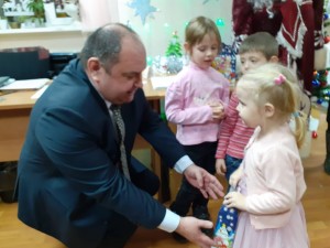 Новый год стучится: в округе № 4 организовали праздник для маленьких жителей