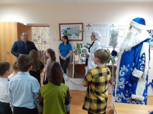 В округе № 4 детей поздравили Дед Мороз и Снегурочка