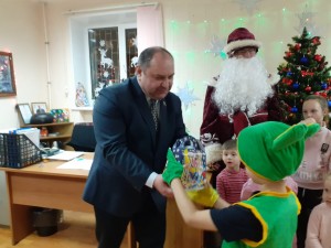 Новый год стучится: в округе № 4 организовали праздник для маленьких жителей