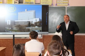 В школе № 9 депутат Георгий Ковалевский провел урок парламентаризма