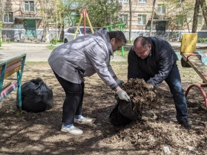 В округе № 4 депутат и жители привели в порядок спортивную и детскую площадки