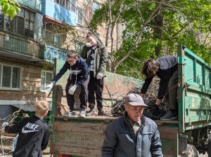 В округе № 4 депутат и жители привели в порядок спортивную и детскую площадки