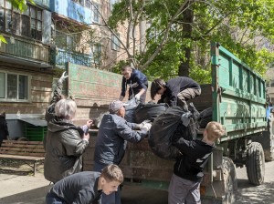 В округе № 4 депутат и жители привели в порядок спортивную и детскую площадки