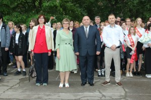 Депутат округа № 4 поздравил учеников и педагогов школы № 9 с последним звонком
