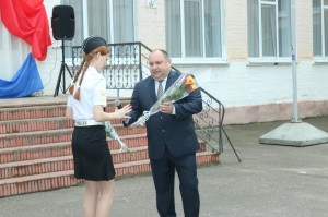 Депутат округа № 4 поздравил учеников и педагогов школы № 9 с последним звонком