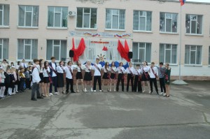 Депутат округа № 4 поздравил учеников и педагогов школы № 9 с последним звонком