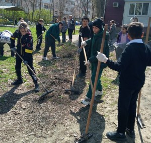 Депутат округа № 4 и жители дружно вышли на весенний субботник