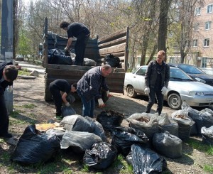 Депутат округа № 4 и жители дружно вышли на весенний субботник