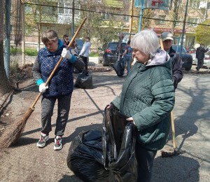 Депутат округа № 4 и жители дружно вышли на весенний субботник