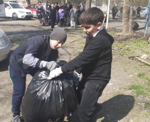 Депутат округа № 4 и жители дружно вышли на весенний субботник