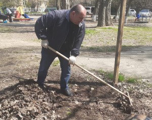 Депутат округа № 4 и жители дружно вышли на весенний субботник