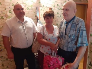 В округе № 4 поздравили с юбилеем ветерана Александра Трубникова