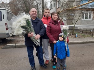 В округе № 4 прошла праздничная акция «Цветы – мамам!»