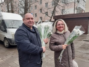 В округе № 4 прошла праздничная акция «Цветы – мамам!»