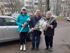 В округе № 4 прошла праздничная акция «Цветы – мамам!»